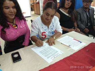 firma del acuerdo por la igualdad entre Diane Rodriguez y Luisa Maldonado candidata a la alcaldia de quito (17)