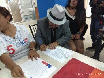 firma del acuerdo por la igualdad entre Diane Rodriguez y Luisa Maldonado candidata a la alcaldia de quito